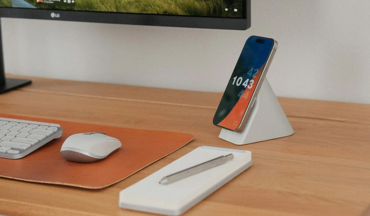 Mesa de atendimento com telefone e documentos
