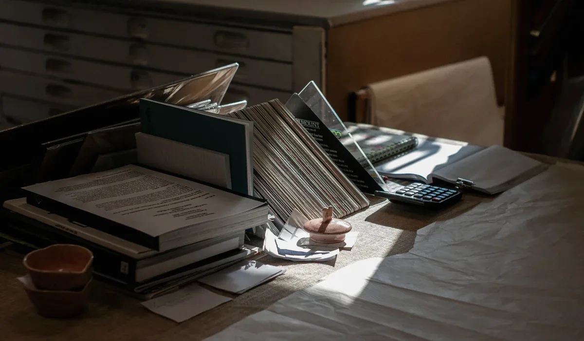 Mesa de escritório com documentos organizados